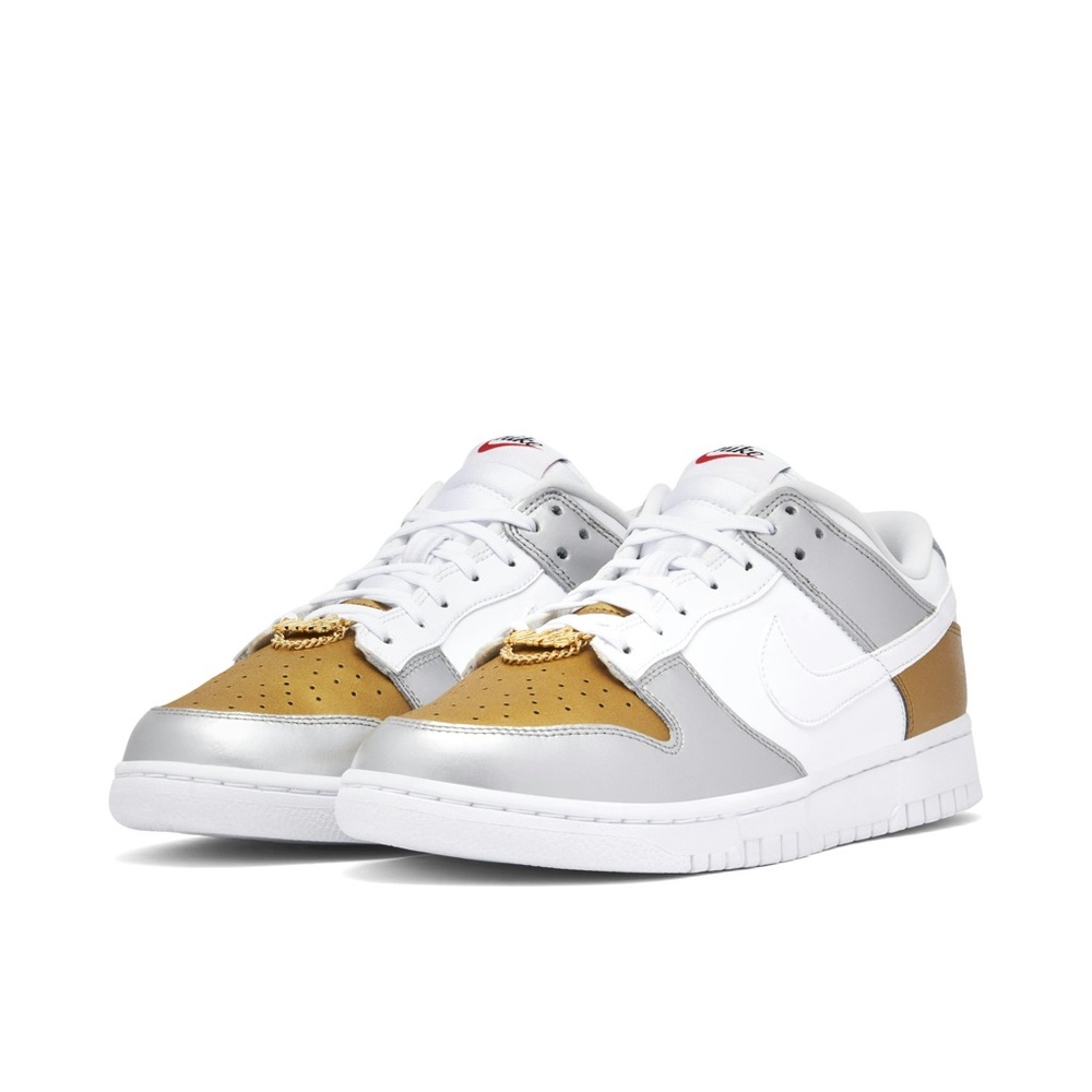 2022
Wmns Dunk Low SE 'Silver Gold Metallic'